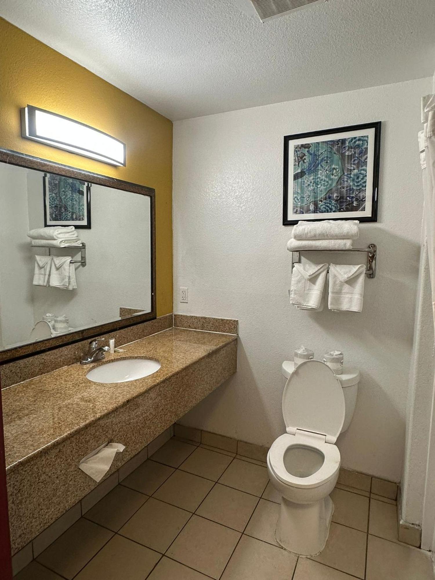 Howard Johnson By Wyndham Bakersfield Exterior photo