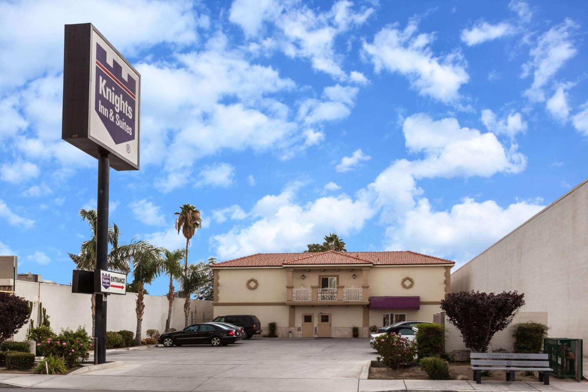 Howard Johnson By Wyndham Bakersfield Exterior photo